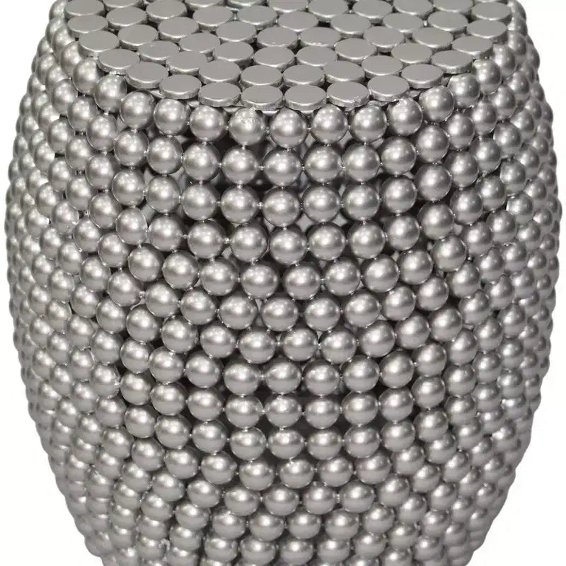 Table d'appoint Royal Hampton 18 | Motif clouté de billes métalliques argentées | Cadre en fer plaqué nickel