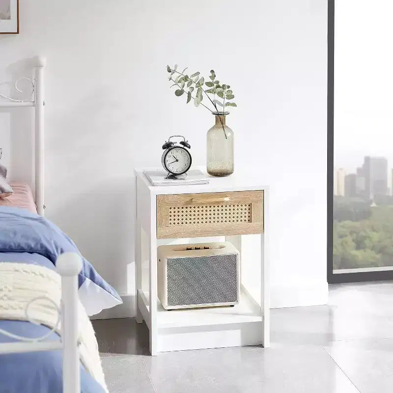 Table de chevet en rotin Acekool avec plateau relevable et rangement ouvert, table d'appoint moderne du milieu du siècle avec poignée rétro pour chambre et salon