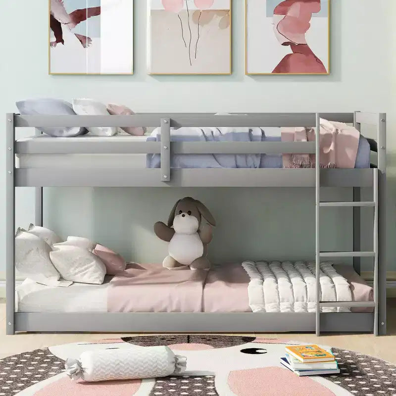 Lit superposé jumeaux en bois massif avec échelle et barrières de sécurité pour adolescents et adultes, meuble de chambre à coucher à cadre bas.
