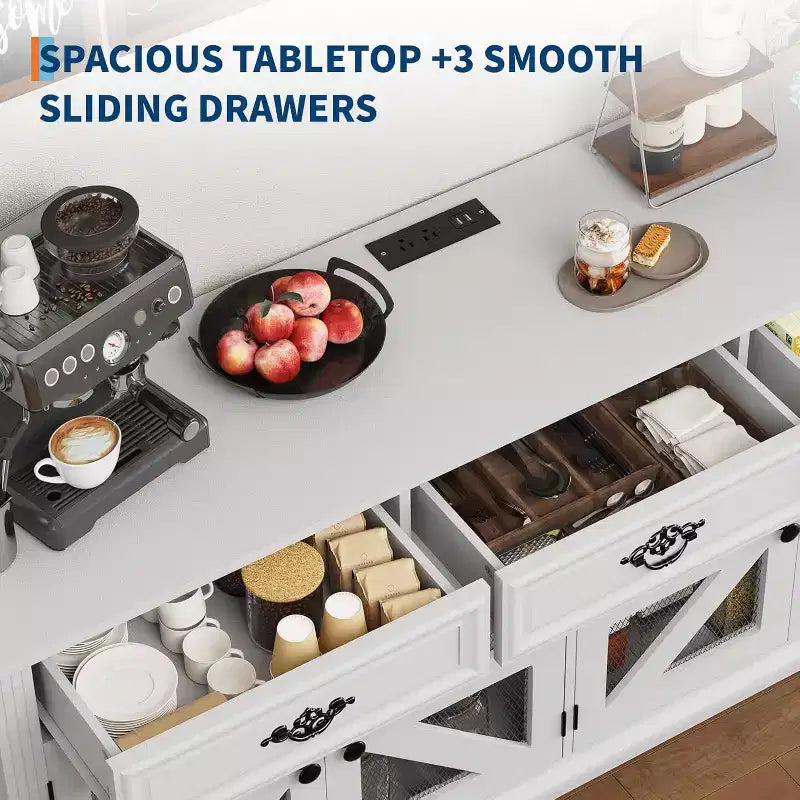 CuisinSmart 63 Buffet avec Rangement, 3 Tiroirs et 4 Portes de Grange en Maille, Table de Buffet Bar à Café Style Ferme Moderne avec Station de Charge