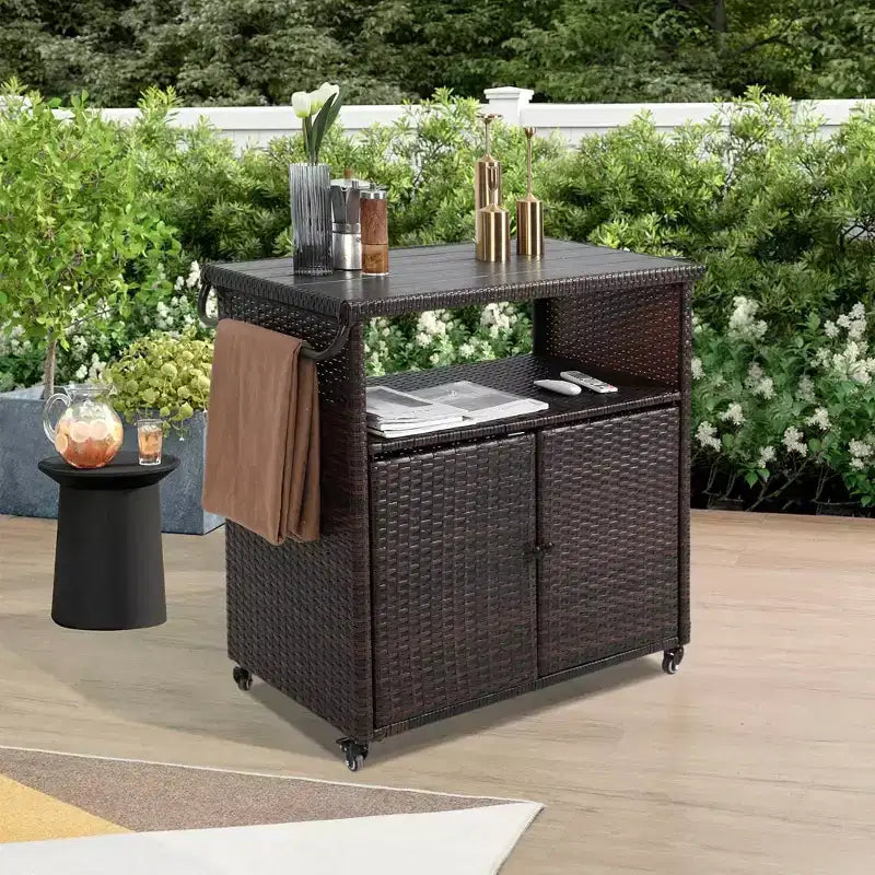 NAYSAYE Chariot de bar d'extérieur en osier avec dessus de table en verre pour patio, noir et marron, 35,2 x 20,6 x 34,2