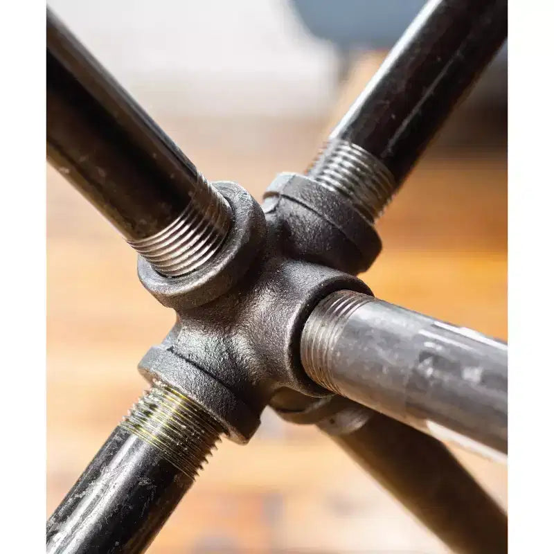 Table d'appoint croisée par PIPE DECOR