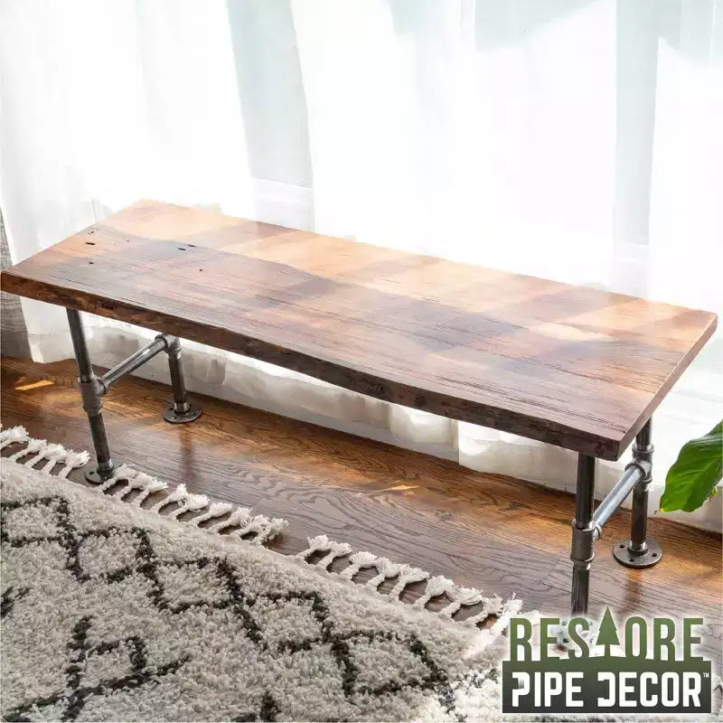 Banc d'appoint en bois massif à bord brut Sunset Cedar de RESTORE par Pipe Decor