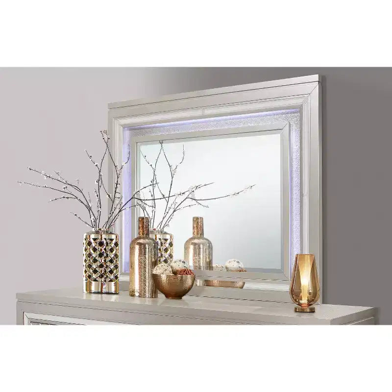 Miroir HomeStock Champagne avec cadre élégant et accents réfléchissants Miroir mural de chambre de style transitionnel