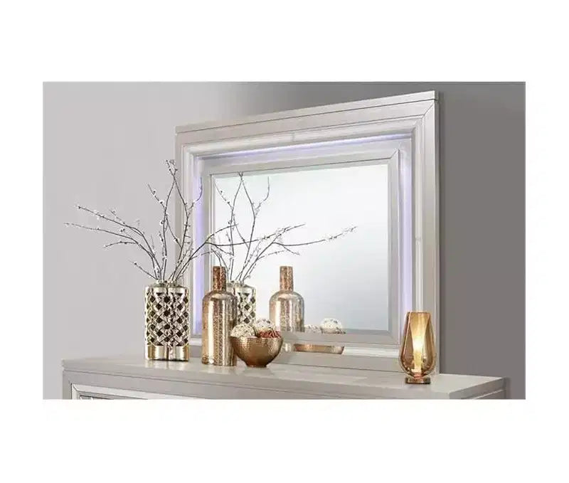 Miroir HomeStock Champagne avec cadre élégant et accents réfléchissants Miroir mural de chambre de style transitionnel