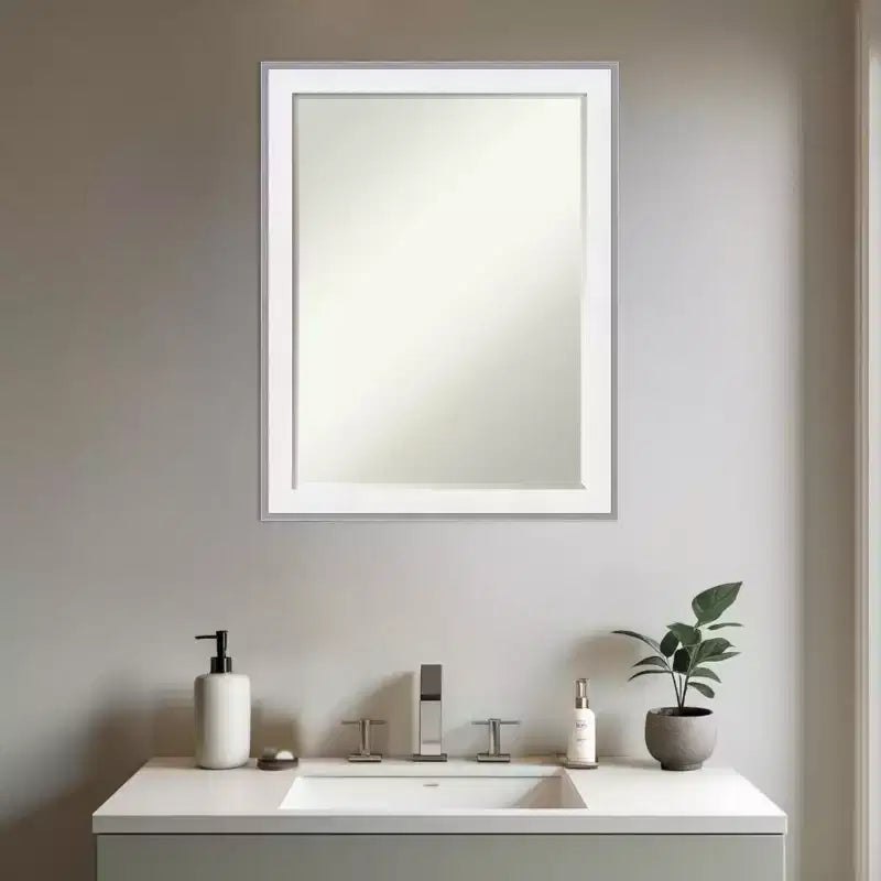 Miroir mural de salle de bain encadré Amanti Art Maya avec biseau d'un demi-pouce