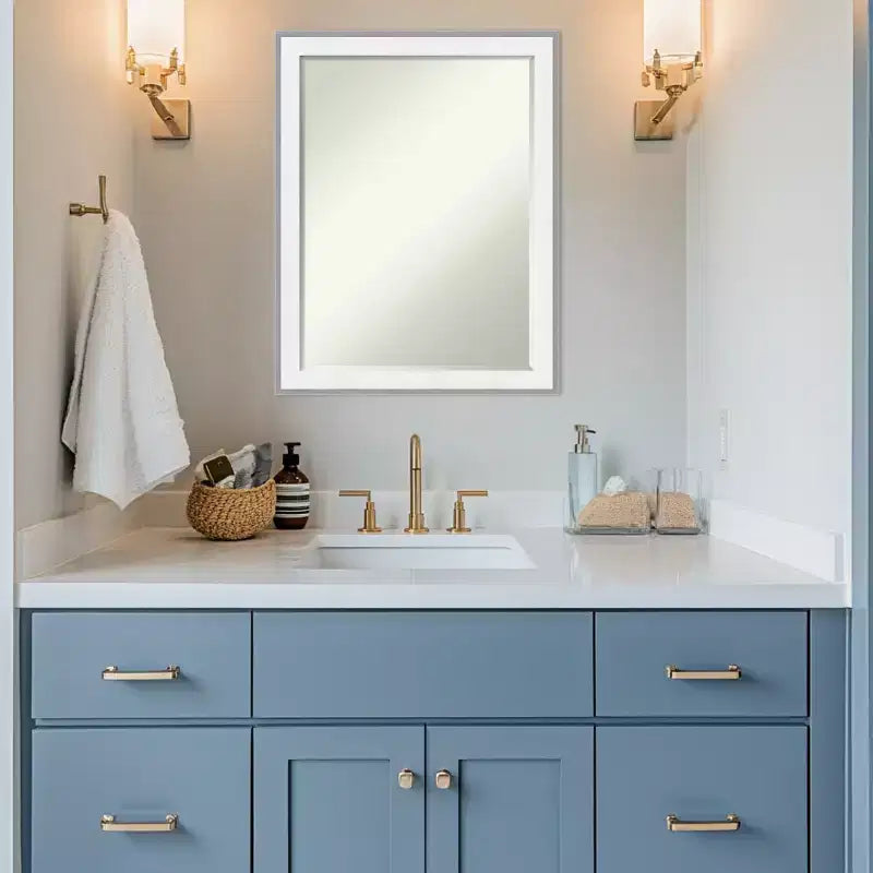 Miroir mural de salle de bain encadré Amanti Art Maya avec biseau d'un demi-pouce
