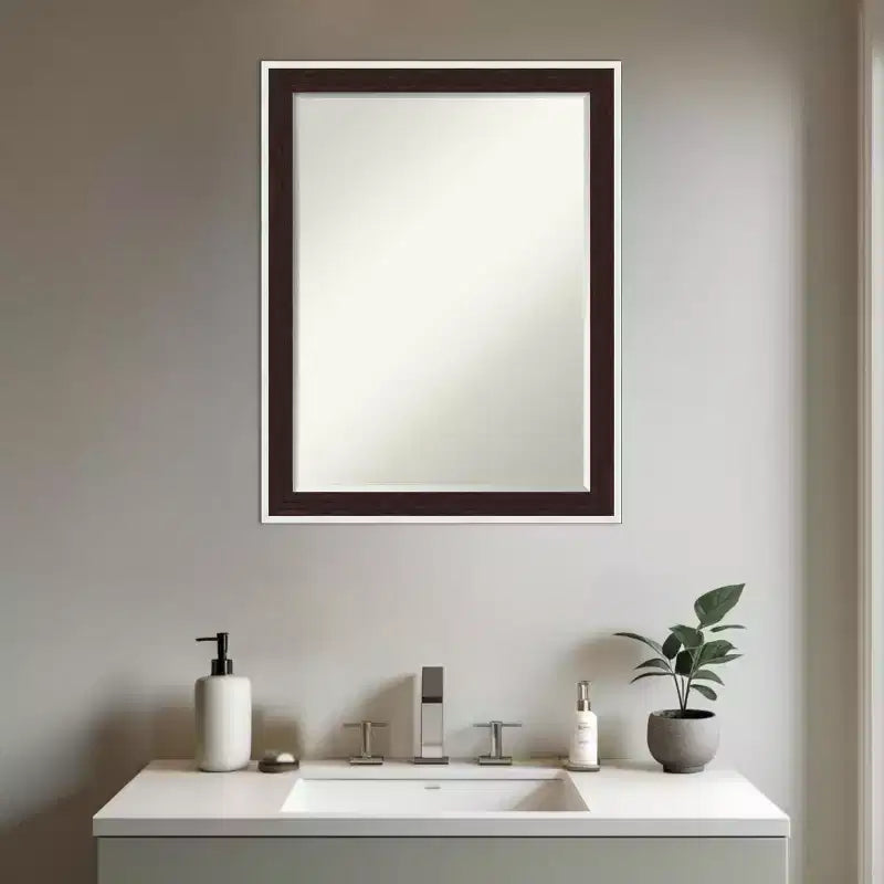 Miroir mural de salle de bain encadré Amanti Art Maya avec biseau d'un demi-pouce