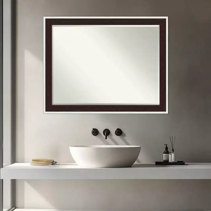 Miroir mural de salle de bain encadré Amanti Art Maya avec biseau d'un demi-pouce
