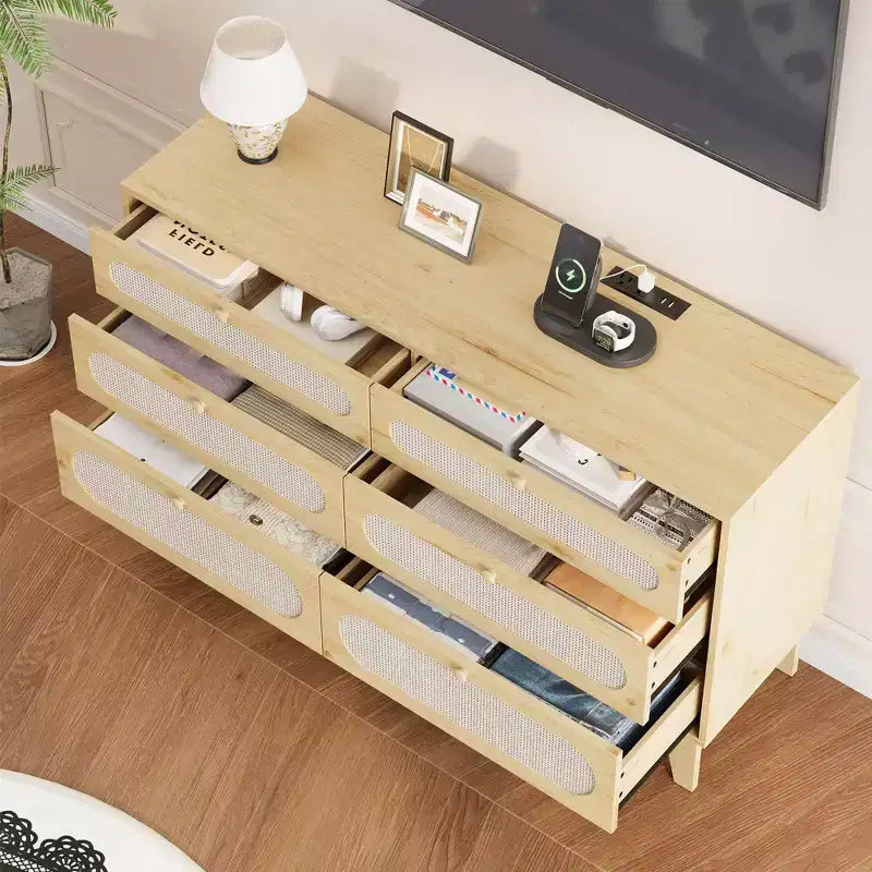 Commode de chambre en rotin avec prises, commode moderne naturelle avec poignées et pieds en bois, équipée de kits anti-basculement, chêne naturel