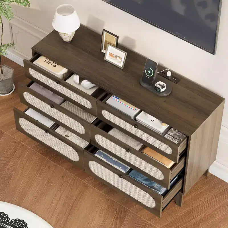 Commode de chambre en rotin avec prises, commode moderne naturelle avec poignées et pieds en bois, équipée de kits anti-basculement, chêne naturel