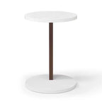 Table d'appoint en forme de C Okak Minimalism avec plateau rond, table d'appoint au design unique, table de canapé pour salon, chambre à coucher, côté canapé, blanc + noyer