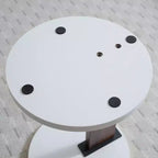 Table d'appoint en forme de C Okak Minimalism avec plateau rond, table d'appoint au design unique, table de canapé pour salon, chambre à coucher, côté canapé, blanc + noyer