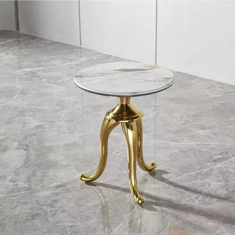 Table d'appoint moderne Okak avec pieds en acier au carbone doré, table d'appoint avec plateau en pierre microcristalline, table de canapé pour côté canapé, côté table, or
