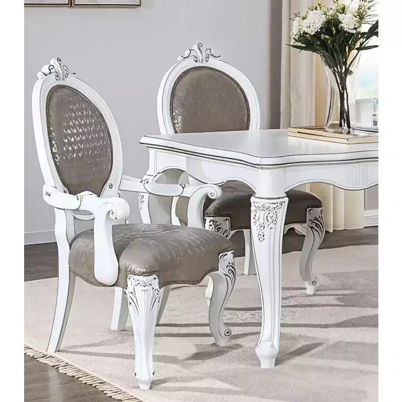HomeRoots Lot de deux chaises de salle à manger avec accoudoirs, dossier King Louis, en similicuir rembourré gris et blanc et bois massif