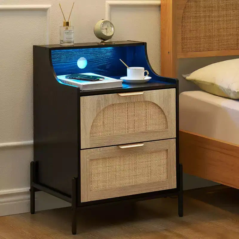 COZONY Lot de 2 tables de chevet en bois de rotin avec station de charge et lumières LED, ensemble de tables de chevet modernes pour chambre et salon