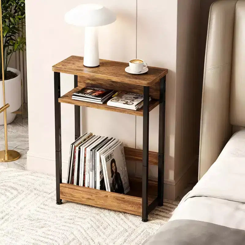 Table d'appoint étroite, table d'appoint fine à 3 niveaux avec étagère de rangement, tables d'appoint minces modernes pour canapé pour petits espaces, table de chevet avec porte-revues peu encombrante