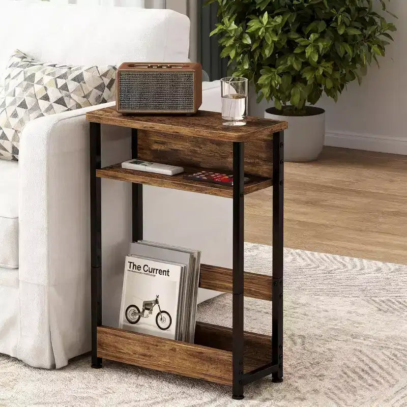 Table d'appoint étroite, table d'appoint fine à 3 niveaux avec étagère de rangement, tables d'appoint minces modernes pour canapé pour petits espaces, table de chevet avec porte-revues peu encombrante