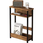 Table d'appoint étroite, table d'appoint fine à 3 niveaux avec étagère de rangement, tables d'appoint minces modernes pour canapé pour petits espaces, table de chevet avec porte-revues peu encombrante