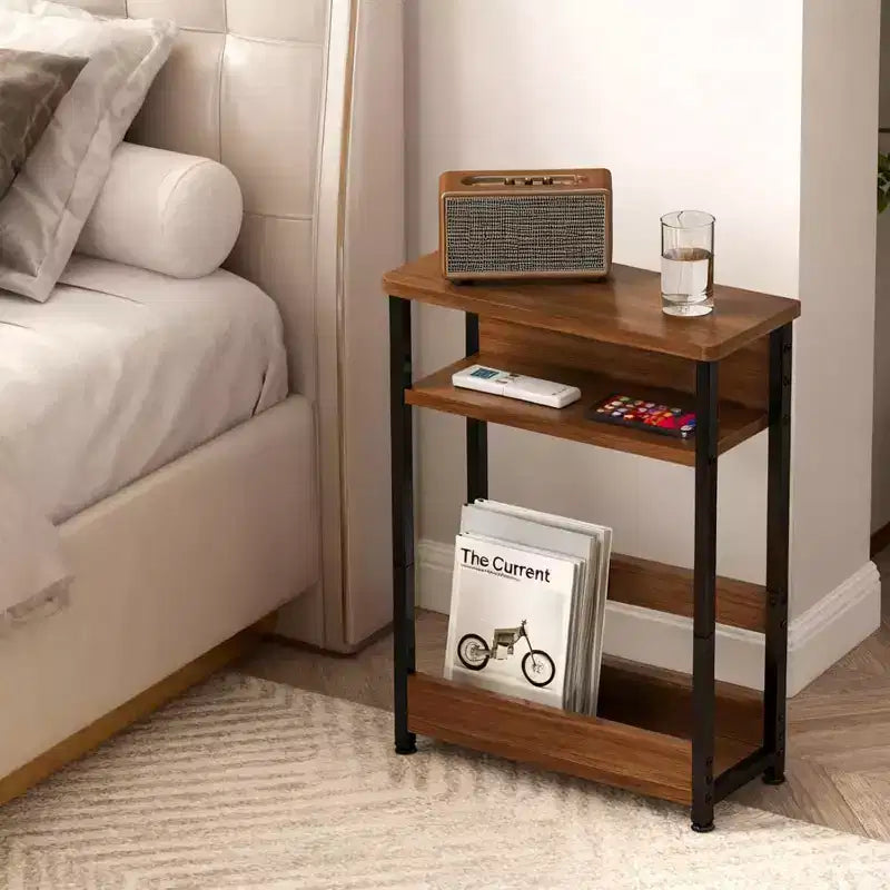 Table d'appoint étroite, table d'appoint fine à 3 niveaux avec étagère de rangement, tables d'appoint minces modernes pour canapé pour petits espaces, table de chevet avec porte-revues peu encombrante