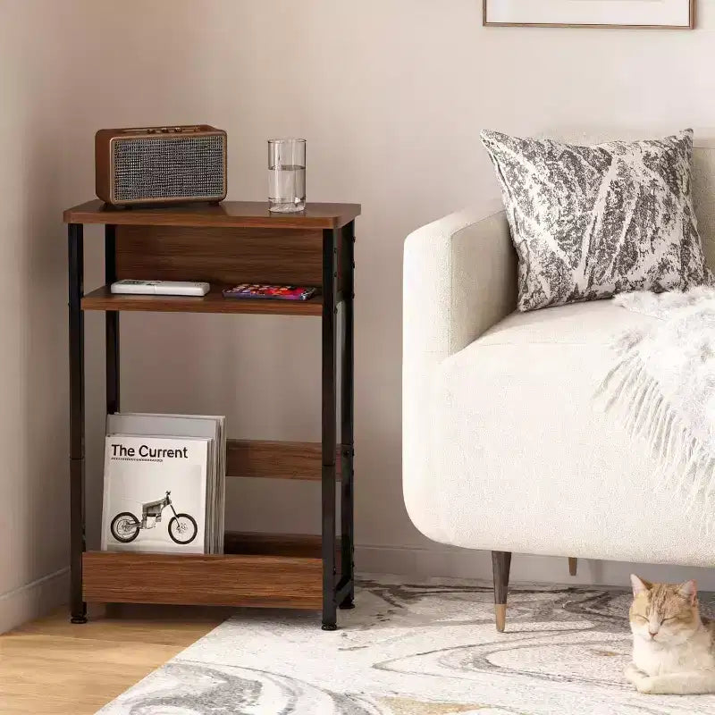 Table d'appoint étroite, table d'appoint fine à 3 niveaux avec étagère de rangement, tables d'appoint minces modernes pour canapé pour petits espaces, table de chevet avec porte-revues peu encombrante