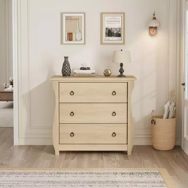 Commode bohème 3 tiroirs avec pieds incurvés et accents en rotin - Armoire de rangement autonome pour chambre à coucher, salon, entrée ou balcon