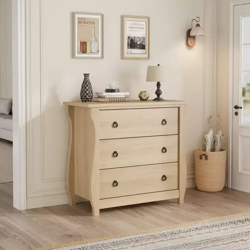Commode bohème 3 tiroirs avec pieds incurvés et accents en rotin - Armoire de rangement autonome pour chambre à coucher, salon, entrée ou balcon