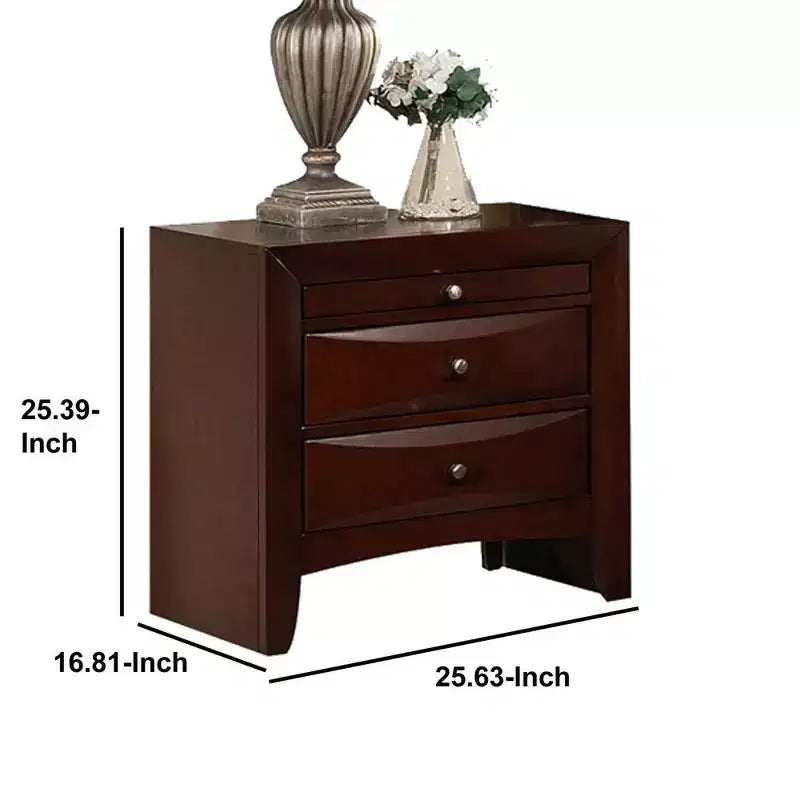 Table de chevet en bois de style Royal Hampton avec trois tiroirs et poignées en métal, marron