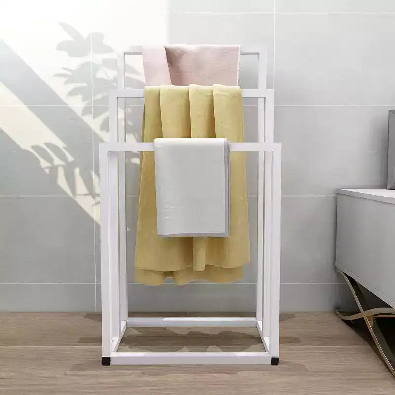 Porte-serviettes autoportant, support à serviettes à 3 niveaux pour couvertures, porte-serviettes industriel moderne en métal léger chromé pour serviettes de toilette