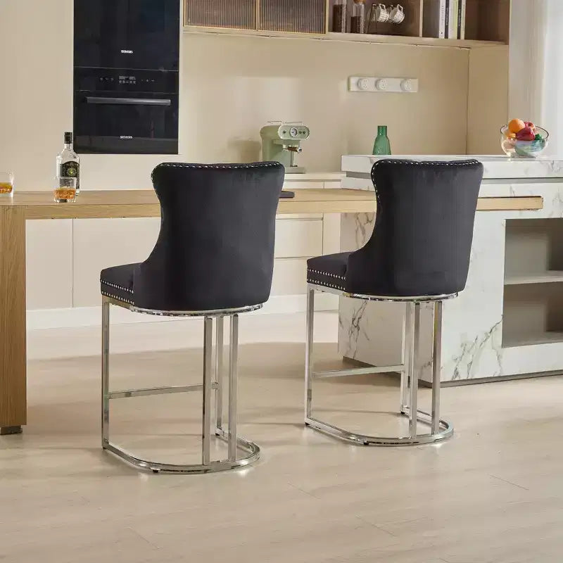 Okak – Lot de 2 tabourets de bar de 66 cm, tabourets de bar modernes en velours avec dossier capitonné et rivets, chaises d'îlot de cuisine style ferme avec base en métal chromé