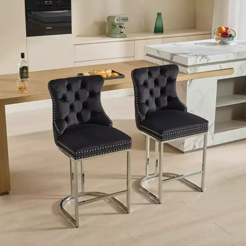 Okak – Lot de 2 tabourets de bar de 66 cm, tabourets de bar modernes en velours avec dossier capitonné et rivets, chaises d'îlot de cuisine style ferme avec base en métal chromé