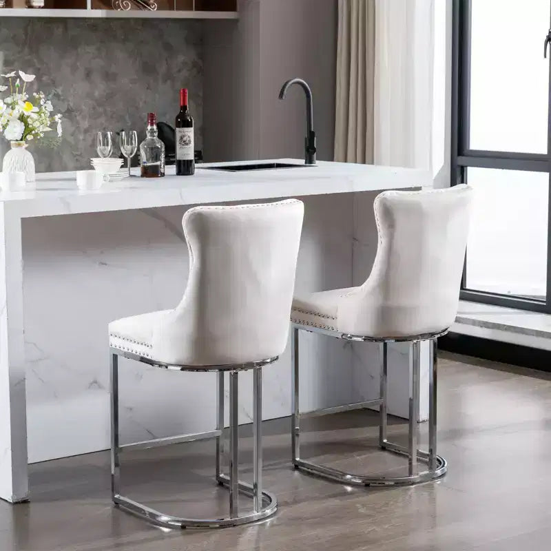 Okak – Lot de 2 tabourets de bar de 66 cm, tabourets de bar modernes en velours avec dossier capitonné et rivets, chaises d'îlot de cuisine style ferme avec base en métal chromé