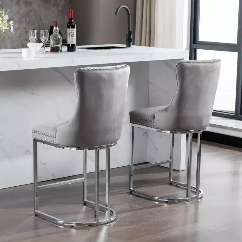 Okak – Lot de 2 tabourets de bar de 66 cm, tabourets de bar modernes en velours avec dossier capitonné et rivets, chaises d'îlot de cuisine style ferme avec base en métal chromé