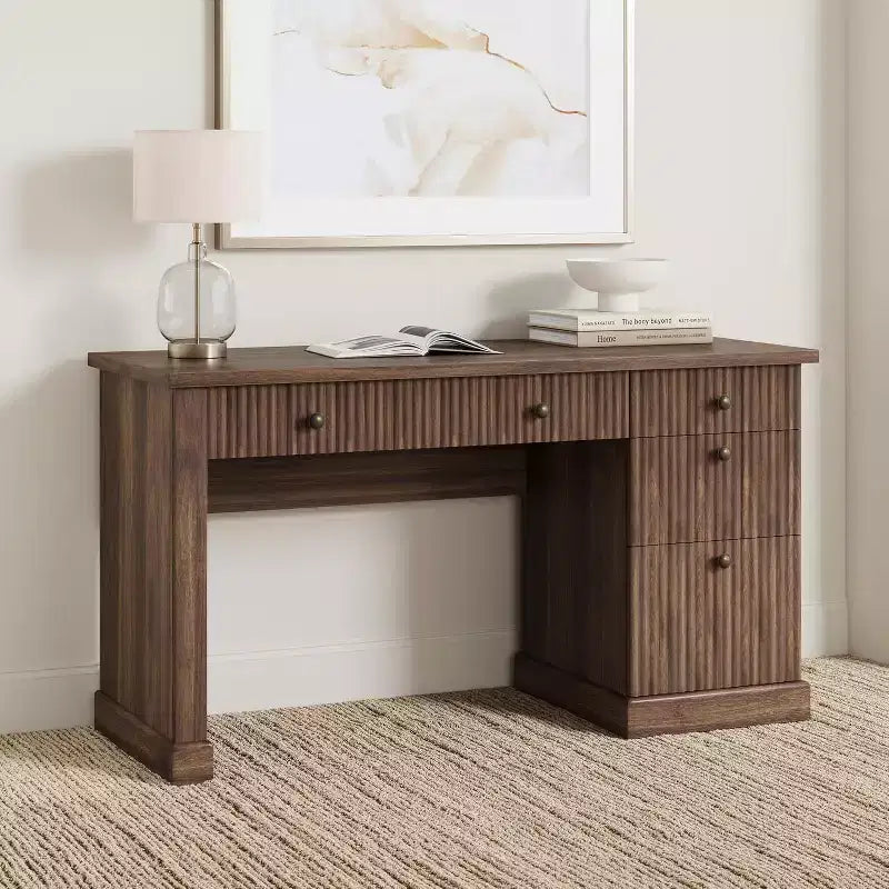 Bureau de direction moderne 54'' avec meuble de rangement et tiroir, brun, avec façade cannelée, idéal pour bureau à domicile, bureau d'étude, salon