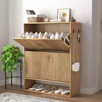 Meuble à chaussures fin et autoportant pour entrée avec 2 tiroirs basculants et étagère inférieure ouverte, organisateur de rangement à chaussures étroit cannelé avec crochets latéraux amovibles