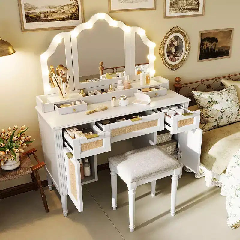 Okak Coiffeuse avec Miroir Triple et 3 Modes d'Éclairage, Station de Recharge, Tabouret Rembourré, Table de Maquillage pour Chambre, Blanc