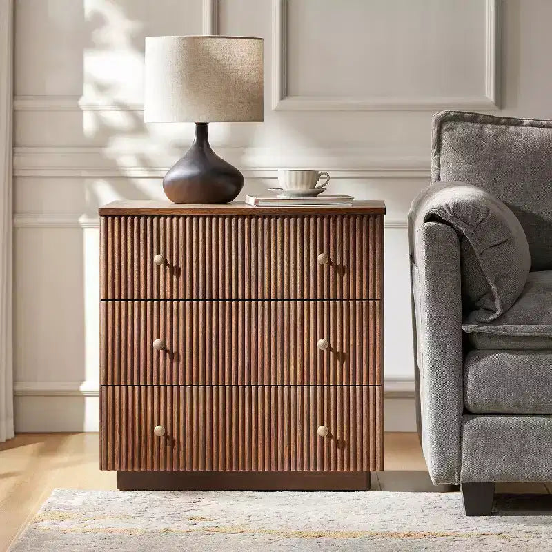 Table d'appoint moderne à 3 tiroirs Norbert avec station de charge intégrée|ART OF LIVING DESIGNS-NOYER