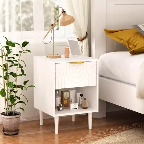 Table de chevet moderne blanche de 58 cm de haut avec un tiroir et une étagère ouverte, poignée dorée, idéale pour la décoration de chambre à coucher