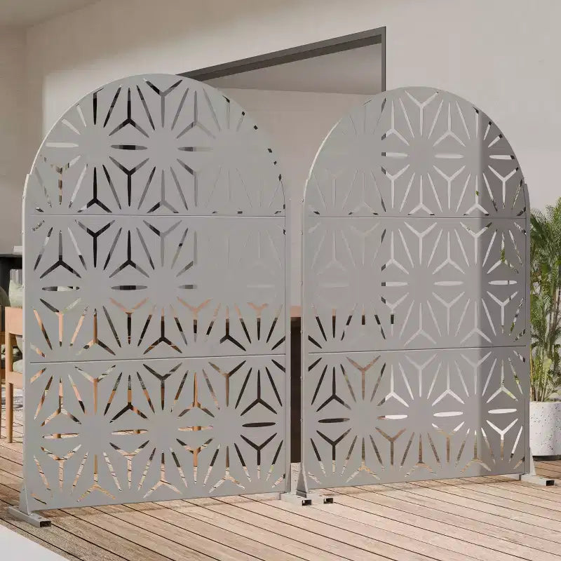 Panneaux de clôture autoportants Dovelina 72H x 47W en métal arqué pour extérieur, gris clair/marron, pour jardin, patio, terrasse, cour