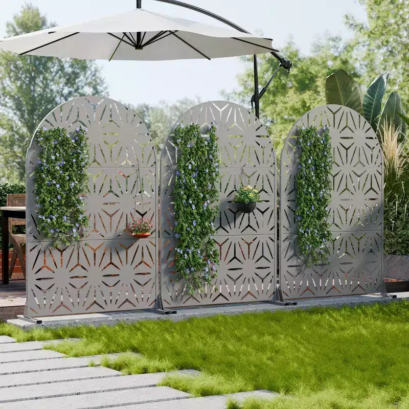 Panneaux de clôture autoportants Dovelina 72H x 47W en métal arqué pour extérieur, gris clair/marron, pour jardin, patio, terrasse, cour