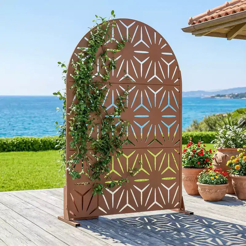 Panneaux de clôture autoportants Dovelina 72H x 47W en métal arqué pour extérieur, gris clair/marron, pour jardin, patio, terrasse, cour