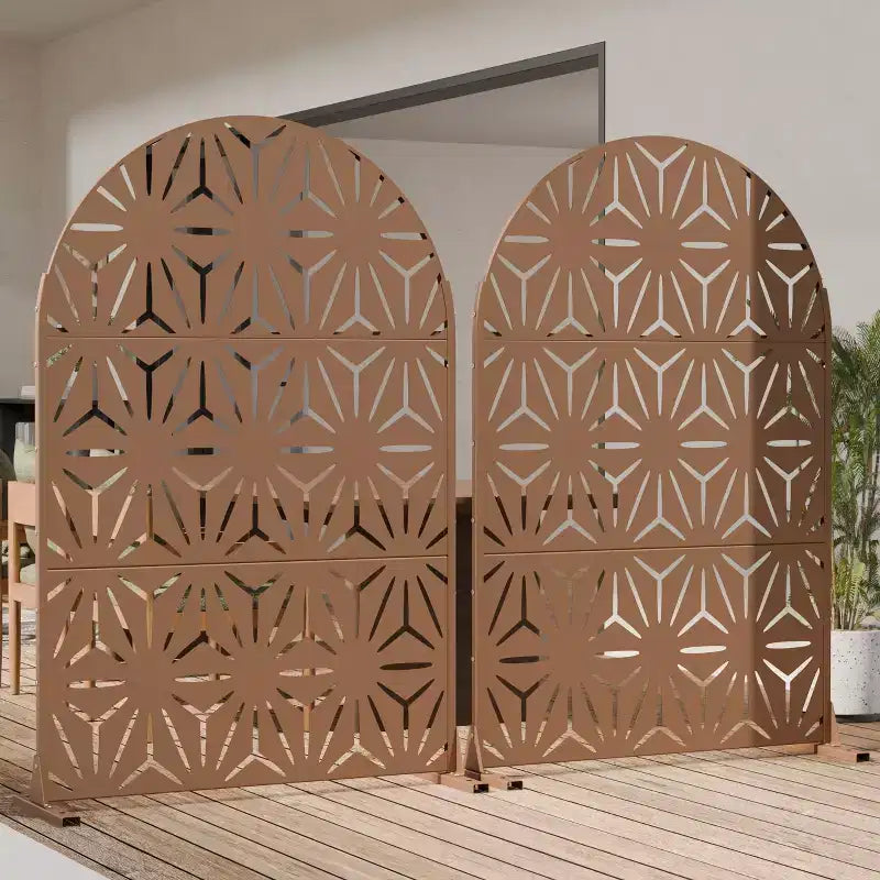 Panneaux de clôture autoportants Dovelina 72H x 47W en métal arqué pour extérieur, gris clair/marron, pour jardin, patio, terrasse, cour