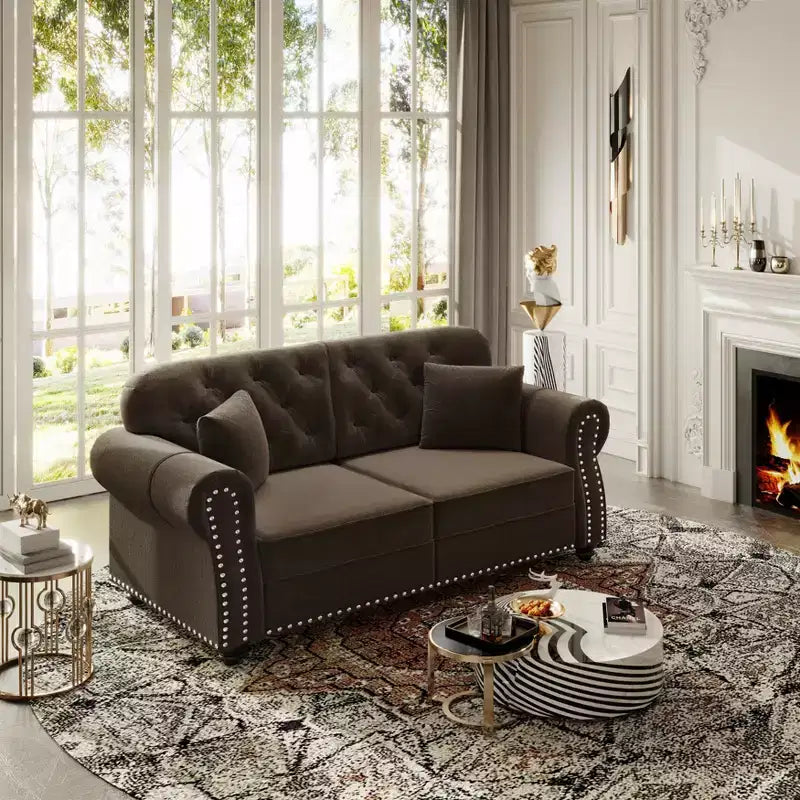 Causeuse Eloise 63 de GDFStudio en velours capitonné style Chesterfield avec garniture cloutée et accoudoirs roulés