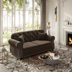 Causeuse Eloise 63 de GDFStudio en velours capitonné style Chesterfield avec garniture cloutée et accoudoirs roulés