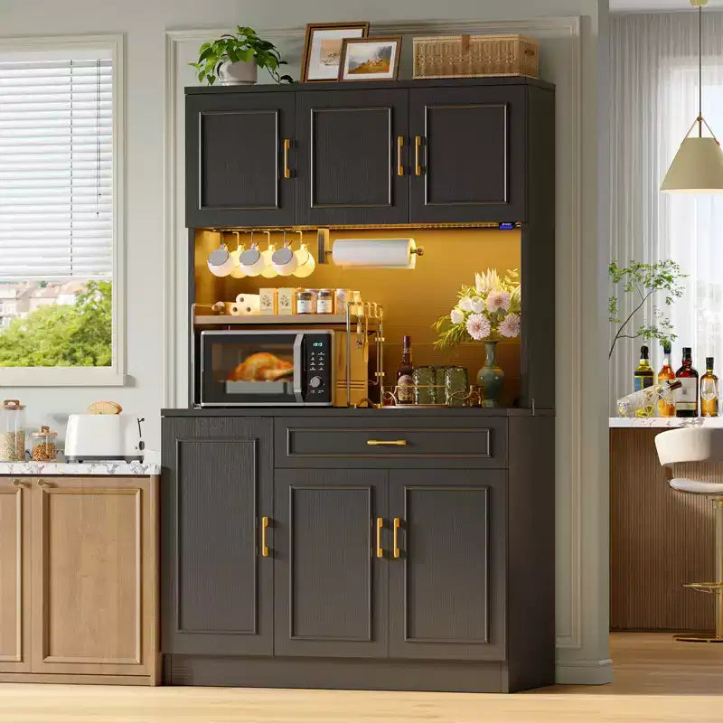 Meuble de rangement Bestier de 71 po, buffet de style fermette blanc en bois manufacturé avec étagères ajustables, éclairage intégré et prise de courant