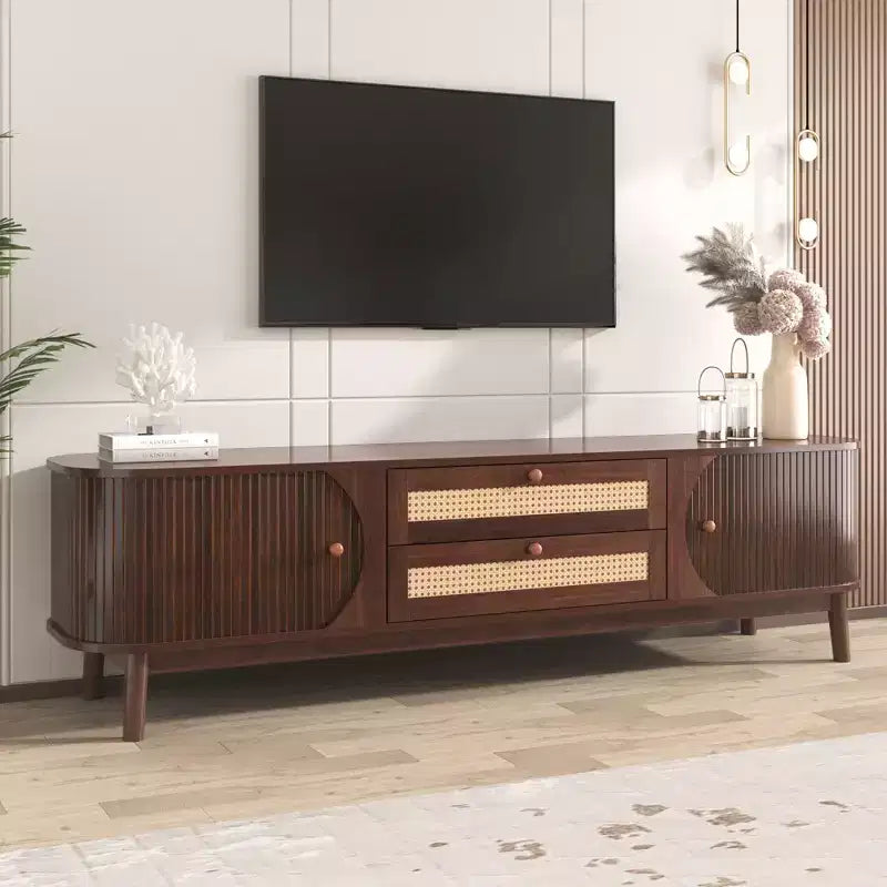 Meuble TV GDFStudio Miles au style ferme moderne avec tiroirs en rotin et portes coulissantes