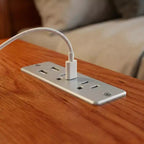 Table de chevet GDFStudio Phyllis en bois d'hévéa avec 2 tiroirs, station de recharge et étagères