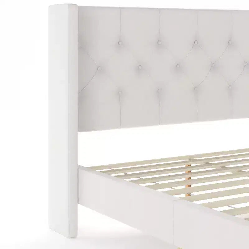 Lit plateforme rembourré Martha Stewart Carmy avec tête de lit capitonnée à oreilles et longerons rembourrés, sommier à lattes en bois, pas besoin de sommier à ressorts