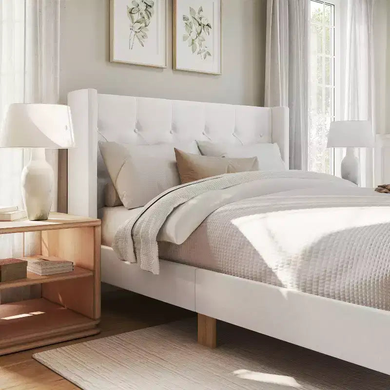 Lit plateforme rembourré Martha Stewart Carmy avec tête de lit capitonnée à oreilles et longerons rembourrés, sommier à lattes en bois, pas besoin de sommier à ressorts