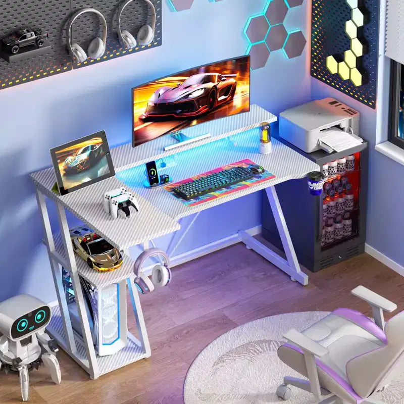Bureau de jeu blanc en L de 47 pouces avec support d'écran et 3 étagères de rangement pour chambre, bureau à domicile et installation PC – Table de travail robuste